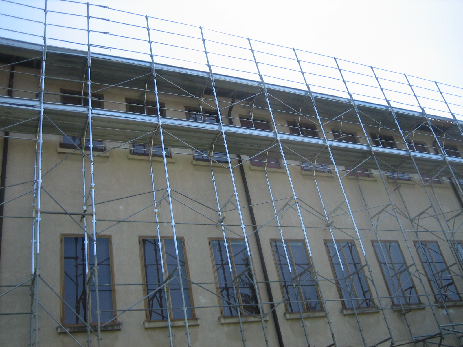 Dettaglio degli ancoraggi e delle diagonali di un ponteggio Lamanna