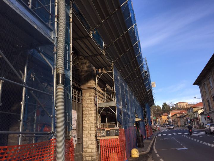 Protezioni verso strada: rete, mantovana e segnaletica di cantiere.