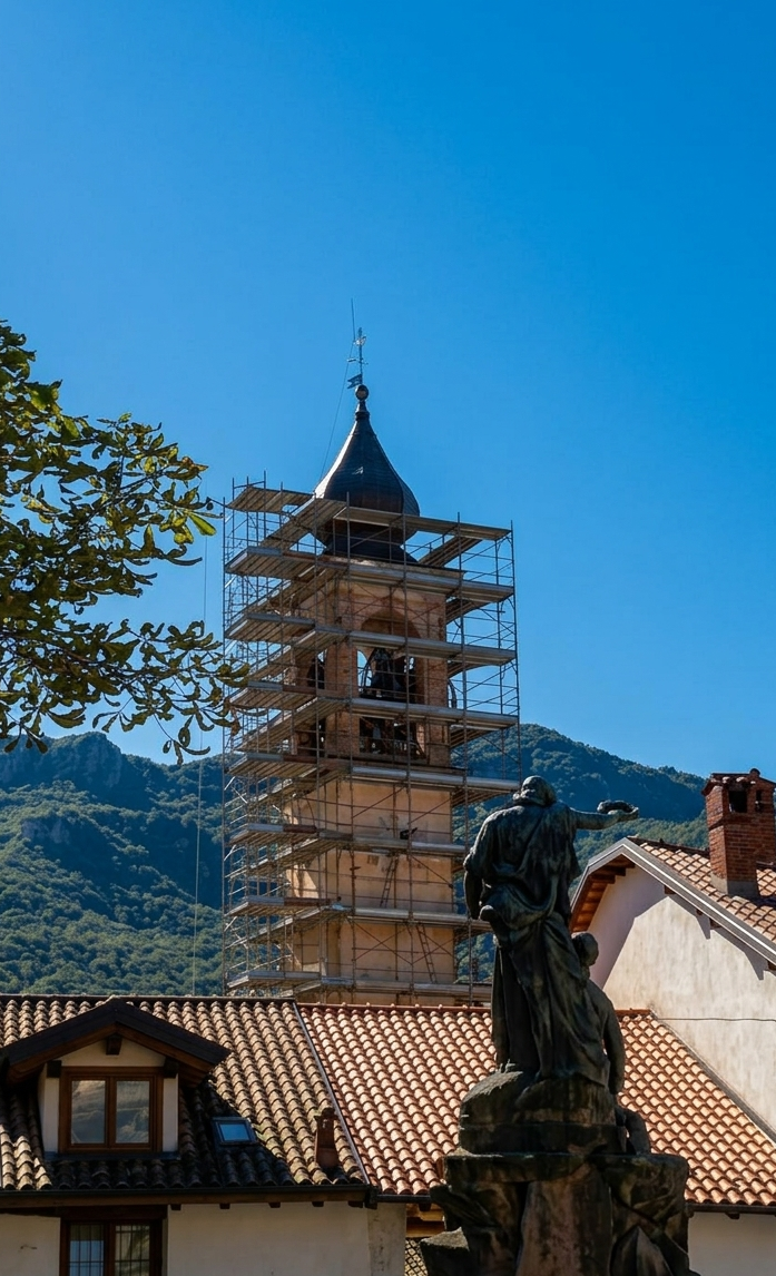 Campanile in restauro con ponteggio dedicato.