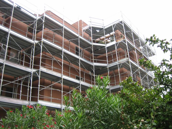 Condominio in laterizio: ponteggio su più piani con protezioni.