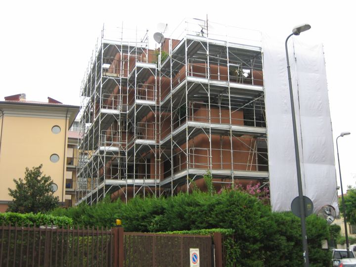 Palazzina residenziale con ponteggio completo di parapetti.
