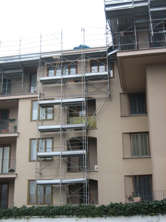 Ponteggio sul fronte balconi di edificio residenziale.