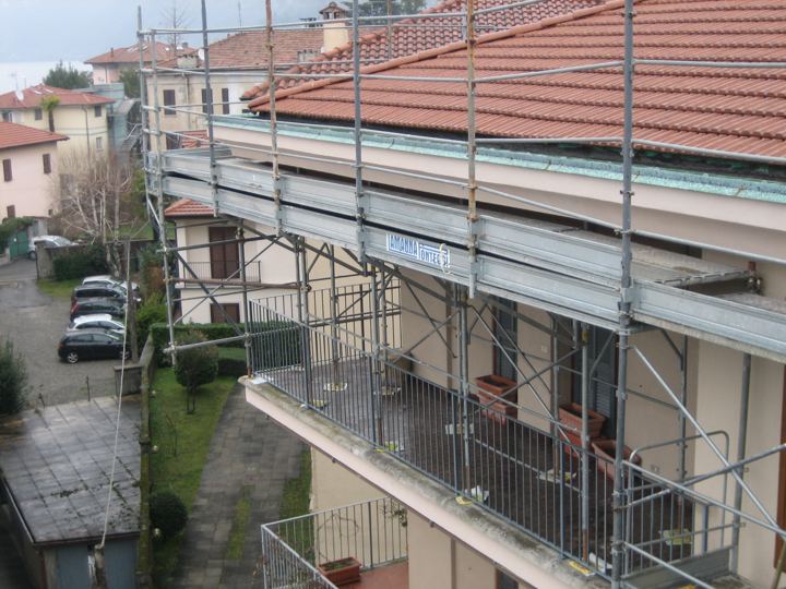 Ponteggio su villa con vista sul tetto in coppi.