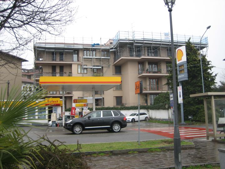 Edificio in zona urbana con ponteggio di facciata.