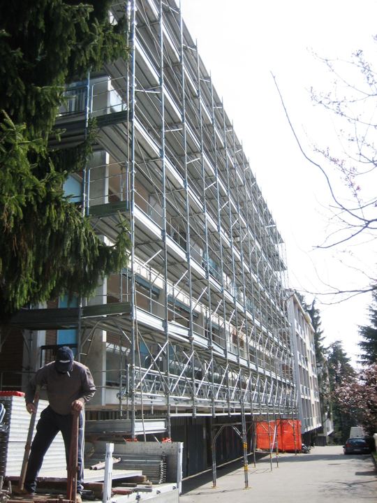 Fronte lungo condominiale con ponteggio a telai.