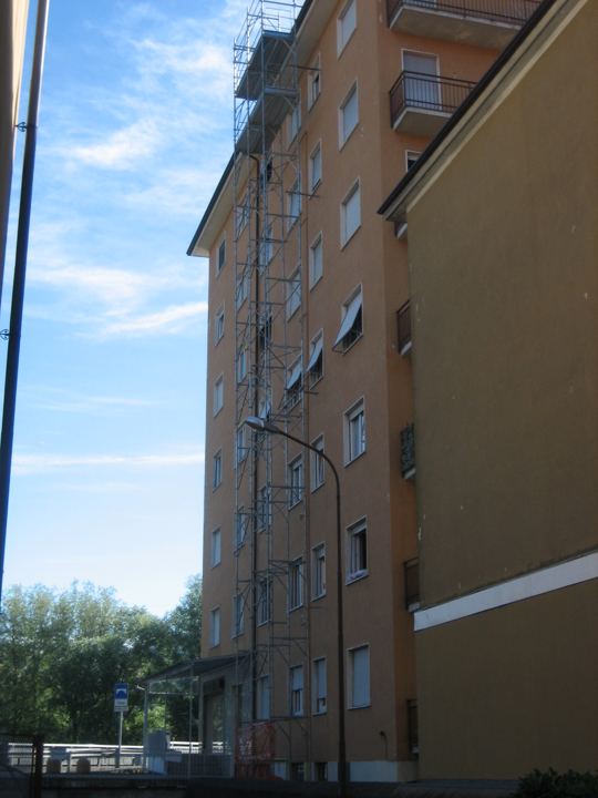 Palazzo multipiano con ponteggio sul fronte cieco.