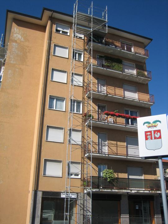 Ponteggio su facciata con balconi in centro abitato.