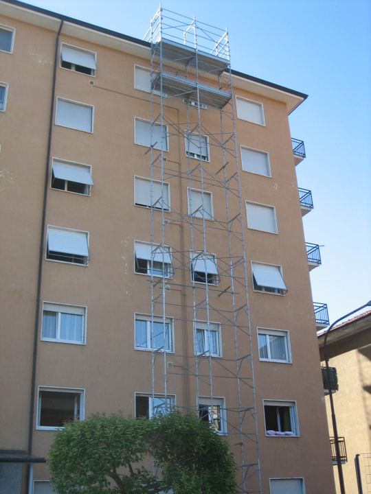 Facciata residenziale con ponteggio a tutta altezza.