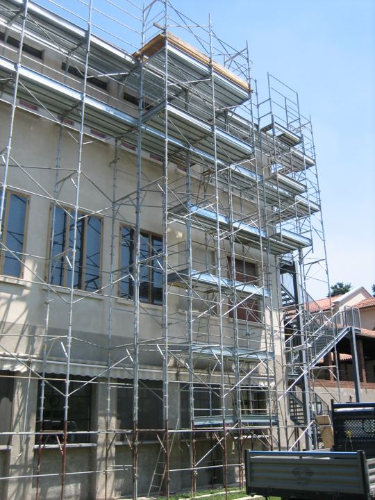 Edificio storico con torretta: ponteggio da restauro.