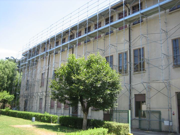 Complesso storico: ponteggio continuo su tutta la facciata.