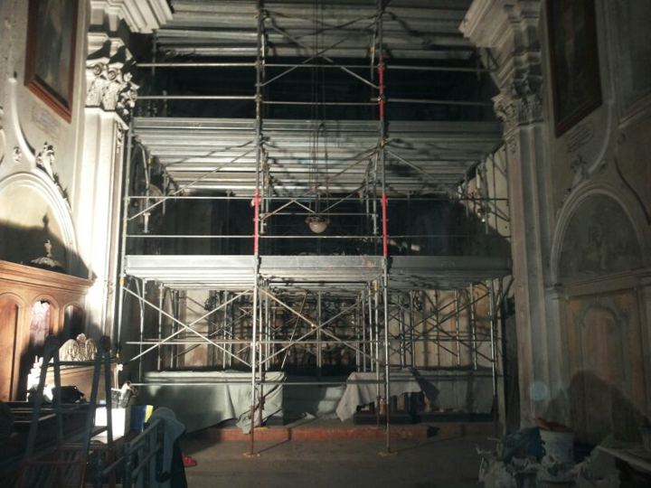 Ponteggio interno per il restauro di una chiesa.